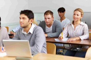 Studenten beim Lernen im Seminar einer Uni